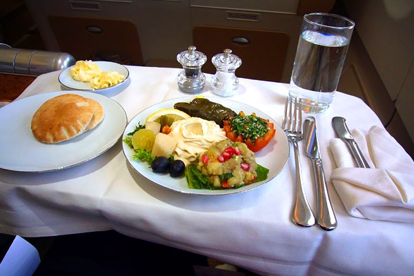 Стюардесса обращала внимание, что пассажиры не съедают маслинку в популярном салате